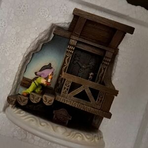 Disney  Showcase Collection Olszewski   2004 Bravest of Them all in box limited